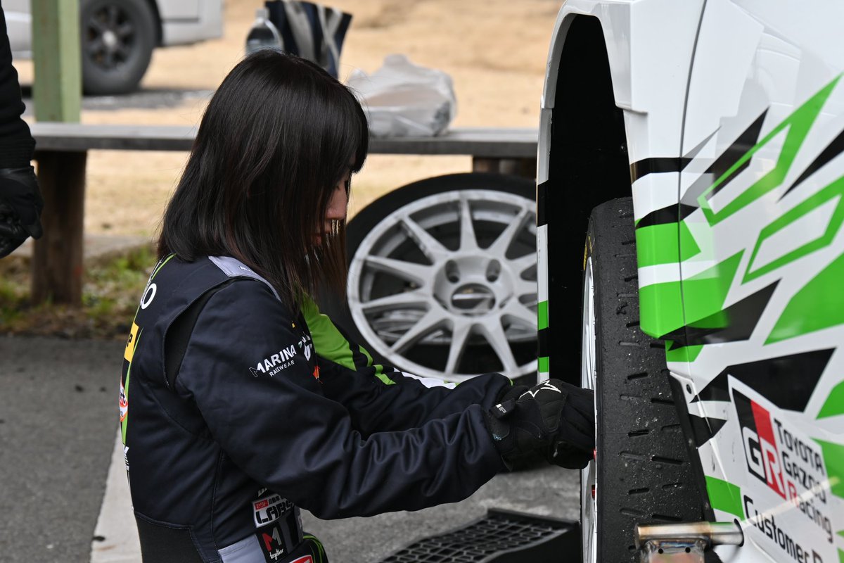 kitagawa_sae's tweet image. とかくコドライバーと言えば、ノートリーディングだけクローズアップされるけど、仕事はノート読むだけじゃない。

車載工具を使ってタイヤ交換だってする。

車が変われば工具や収納場所などが違ったりするので、必ず新しい車に乗る時はタイヤ交換練習する。

#Rally 
#codriver 
#RallyTeamAICELLO