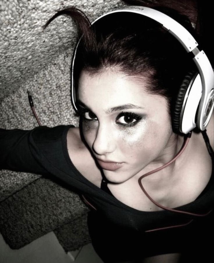 girrlnexttdoor's tweet image. me on friday listening to headsplit &amp;amp; eternal sunshine