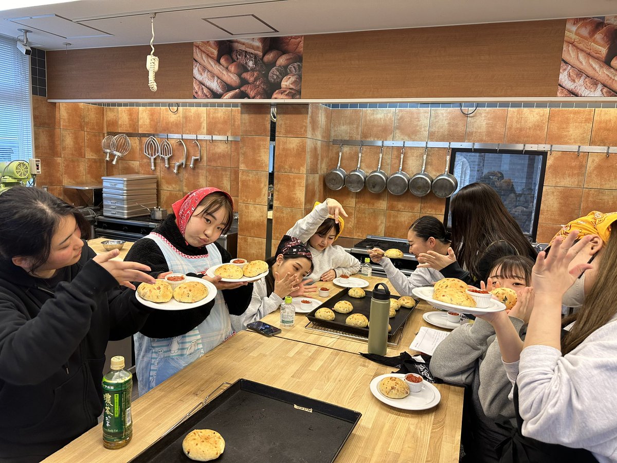 daikenkenken's tweet photo. 【食育】
今日のメニューは「フォカチャ」💗
生地をこねて発酵することからスタート👏

姉妹校 @DAICHO_PR 製パンのプロの先生から教えてもらいました✨

噛むことの大切さやアレルギーの怖さについても学びました📖✏️

出来たてあつあつのフォカチャです😊💕

#大阪健康ほいく専門学校 https://t.co/0U2bPjgQNb