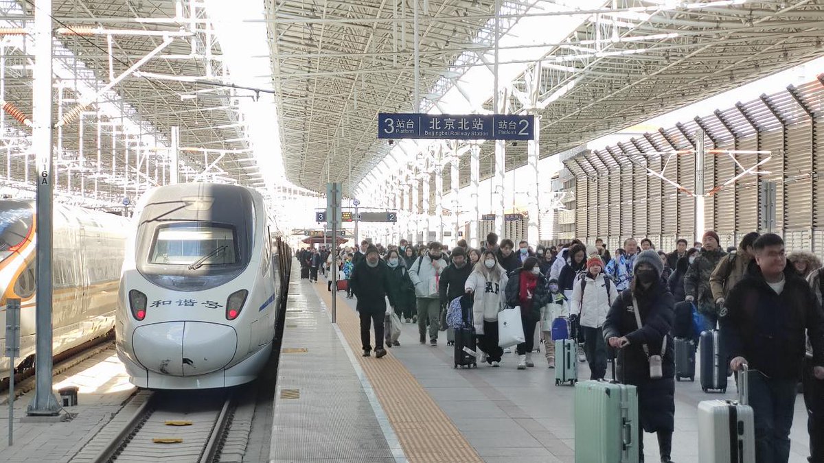 PDChinaBusiness's tweet image. China's #railway networks handled 484 million passenger trips during the 40-day #SpringFestival travel rush that ended on Tuesday, up 39% YoY, with the single-day passenger trip setting a new record of 16.067 million trips on Feb 17, data from China Railway showed Wednesday.