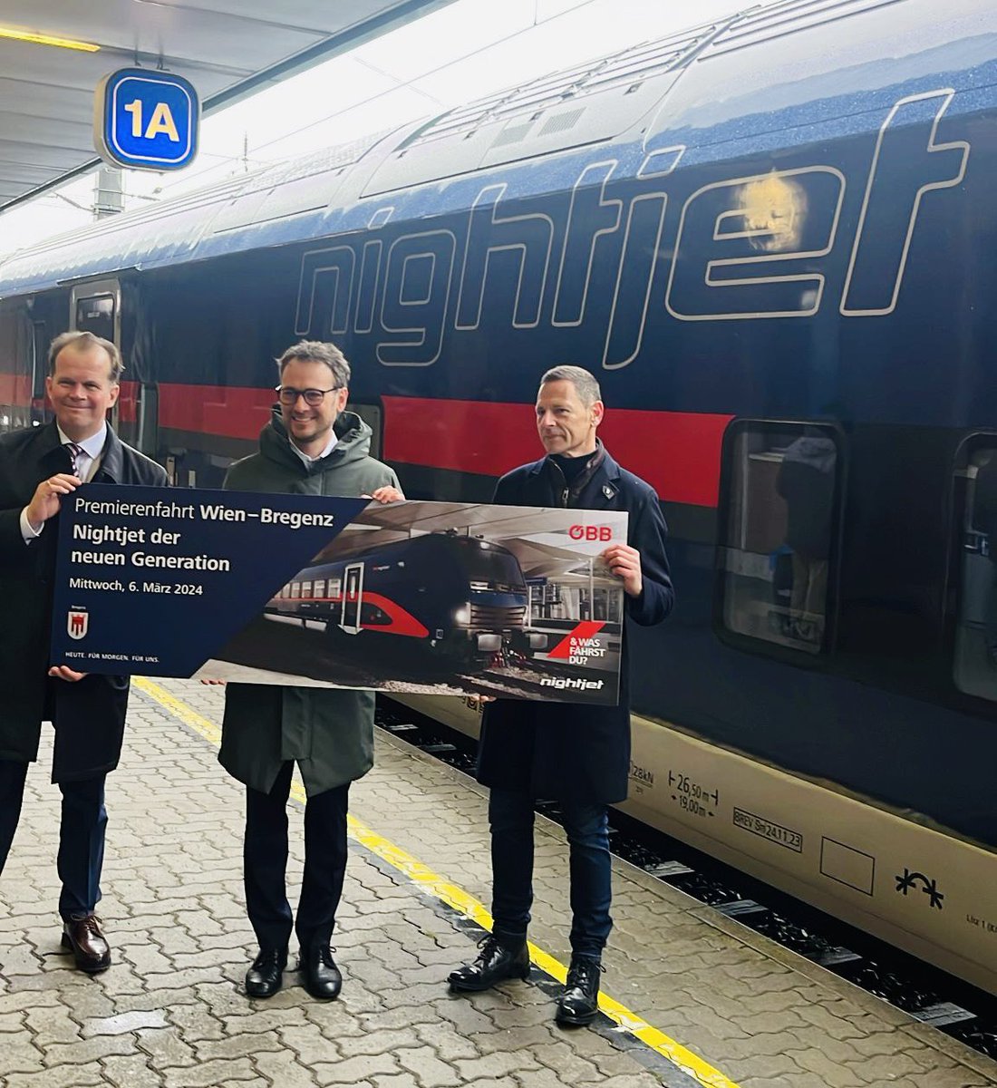 Guten Morgen Bregenz! Ab heute fährt der <a href="/unsereOEBB/">ÖBB</a> „Nightjet der neuen Generation“ von Wien nach Bregenz und retour - ein echtes Upgrade für unsere Fahrgäste. Unser Vorstand <a href="/GarstenauerK/">Klaus Garstenauer</a> &amp; Landesrat <a href="/DaZaLauSa/">daniel zadra</a> bei der Ankunft.
#oebb #NightjetNewGen #Bregenz