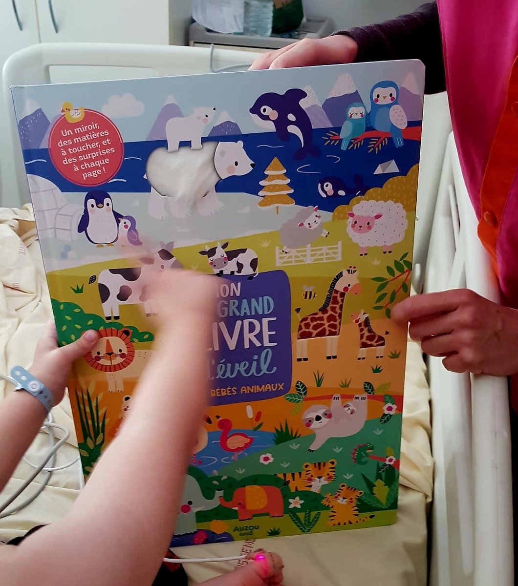 LesBlousesRoses's tweet photo. La lecture est bien plus qu'une activité, c'est un lien précieux entre les #BlousesRoses et les petits patients. Chaque année, une formation 'Lecture et santé' est proposée grâce à #Generation2018 pour enrichir cet échange et nourrir les moments privilégiés passés ensemble. 📚💖 https://t.co/dNkwpfHERu
