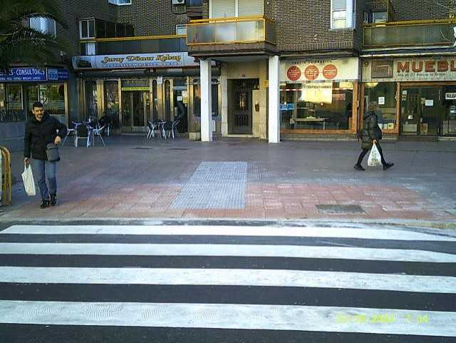CarlosULEG's tweet photo. Más actuaciones desde Obras del @AytoLeganes.  Elevado el paso de cebra en la avenida Dr. Mendiguchía Carriche, mejorando sensiblemente la seguridad vial en el entorno de la ermita de San Nicasio y templando el tráfico antes del puente/gálibo. HECHOS ;-) https://t.co/6BDR1Fx68n
