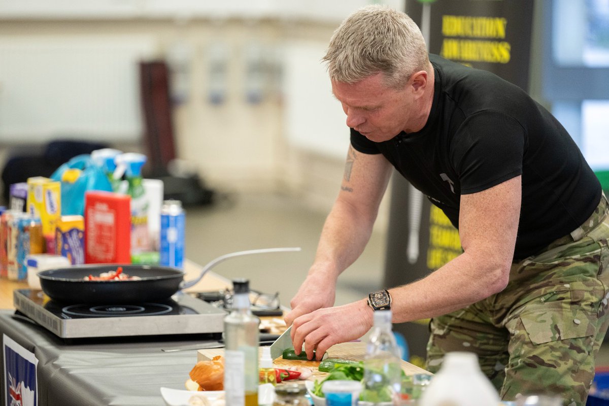 Smiles, food and chat! Defence Academy staff enjoyed a dynamic cooking demo from @CommandoChef 👩‍🍳 where he shared an overview of his career and the importance of physical activity and healthy eating! ow.ly/Zxk050QLyIp