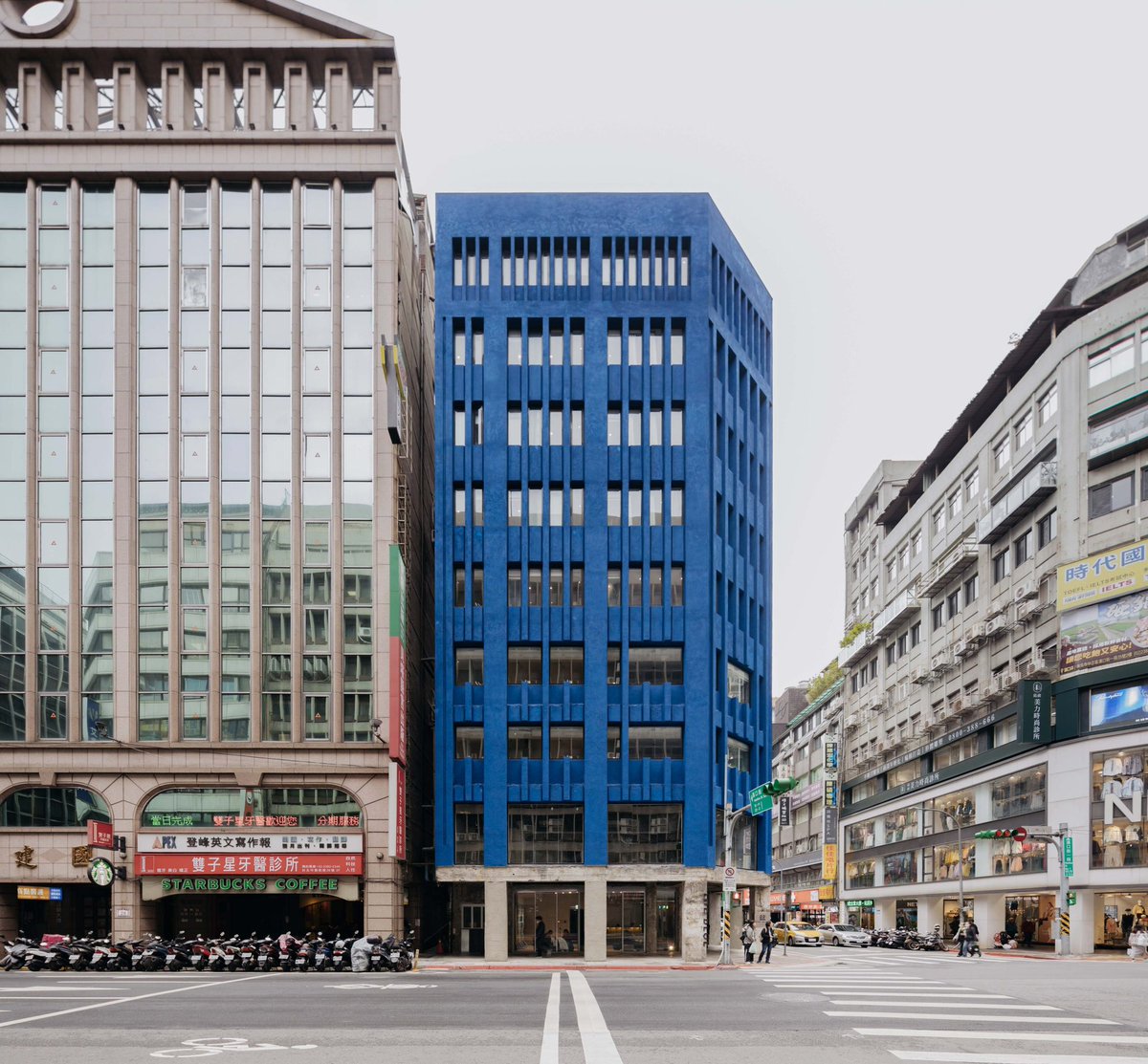 SustainableTall's tweet photo. We need more bright blue retrofits!!!

Adaptive reuse of a 50-year old office to create a hotel and gallery. By Tszwai So

https://t.co/S83yy0InA0 https://t.co/cqLXqnXcoG
