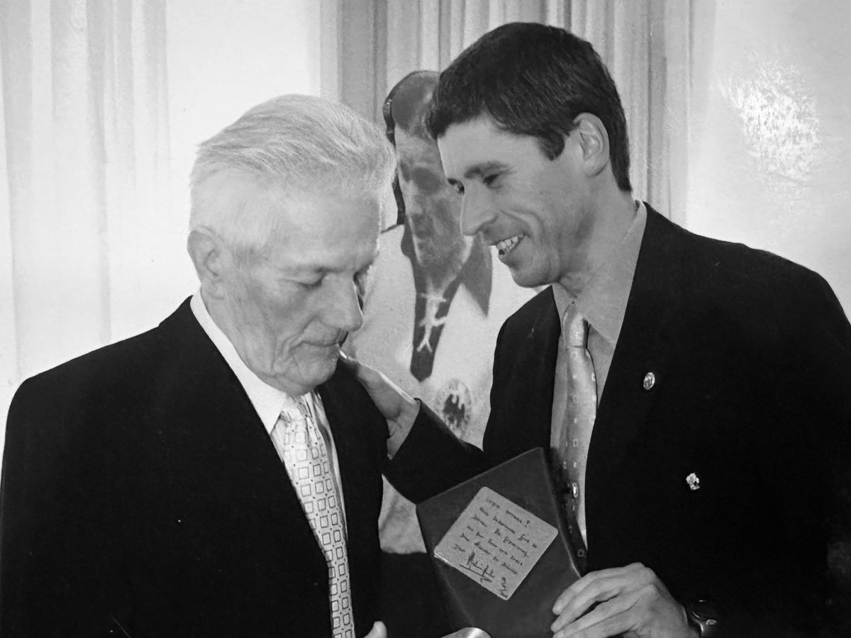 Sky_MMerk's tweet photo. Herzlichen Glückwunsch zum 100. Geburtstag, Ottmar Walter! 🙏 …  mehr als Weltmeister 1954, einer unserer  Helden  von  Bern  und  der  kleine  Bruder  von  Fritz, ein  Vorbild an Bescheiden-  und Bodenständigkeit.  Ich  verneige mich dankbar, Ottes. https://t.co/5XNHtfuWci