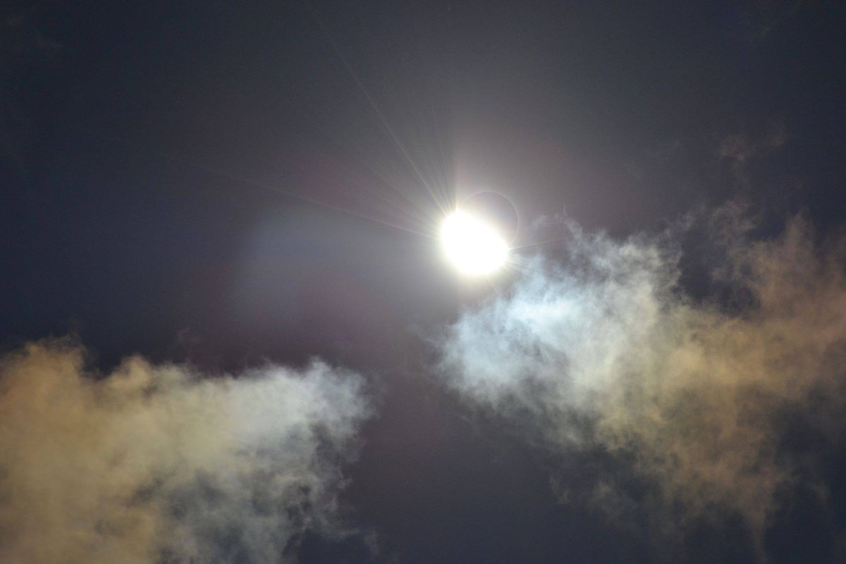 MatthewCappucci's tweet image. PLEASE – go to the totality zone on April 8.

On the left, a 99% eclipse. On the right, a total.

You can't take your glasses off even at 99%. Night doesn't fall. The corona doesn't appear. No 360º sunrise. 

Going the extra mile WILL change your perspective on the universe.