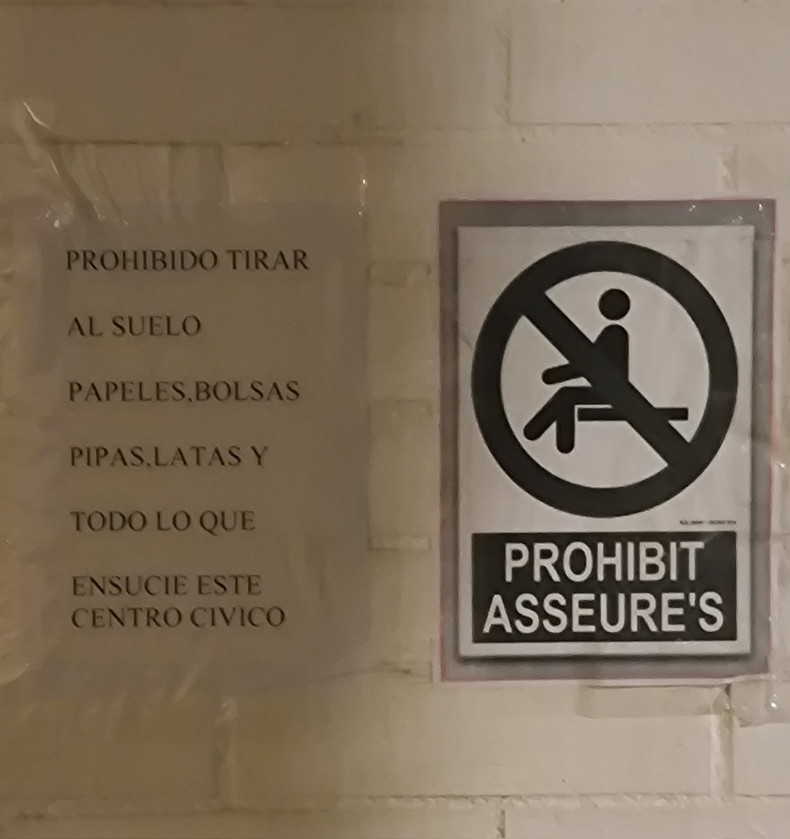 Pecoxic's tweet image. @santperederibes que, El Local Centre Cultural els cartells que hi ha escampats per parets exteriors estiguin castellà em sembla més que increïble! Horaris i &quot;normes&quot;. El contingut de les normes ja no ho entro a valorar i que tampoc es pugui asseure&apos;s a la repisa? No anem bé!