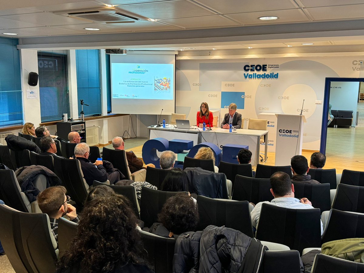 La presidenta <a href="/angela_demiguel/">Angela de Miguel</a> y el presidente de la Comisión de Educación, Ángel Martín Villota, dan la bienvenida a las empresas que asisten a la jornada sobre la ordenación del nuevo sistema de FP organizada con <a href="/empleojcyl/">Empleo Castilla y León - eCyL</a> 

#Empresas #Valladolid #FP