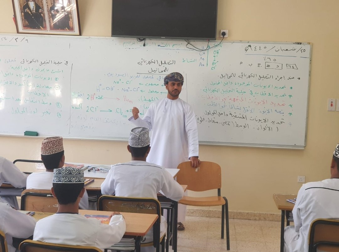 edugovsbt3129's tweet photo. جانب من لقاء مشرف مادة الكيمياء الأستاذ / إبراهيم العبري طلبةالصف العاشر لمناقشة نتائجهم في المادة خلال الفصل الدراسي الأول وايضا مناقشة بعض أساسيات مادة الكيمياء https://t.co/bCo4okEMSl