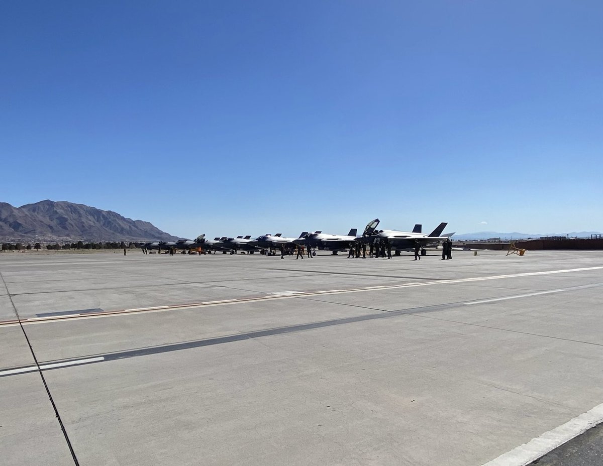 🇳🇱F-35’s zijn samen met de MRTT geland op Nellis Air Force Base 🇺🇸 waar ze zich voorbereiden op de oefening Red Flag. Tijdens deze oefening wordt er getraind in complexe & realistische luchtgevechten, met inzet van oefen- & live munitie #fighttonight #fighttomorrow #fighttogether