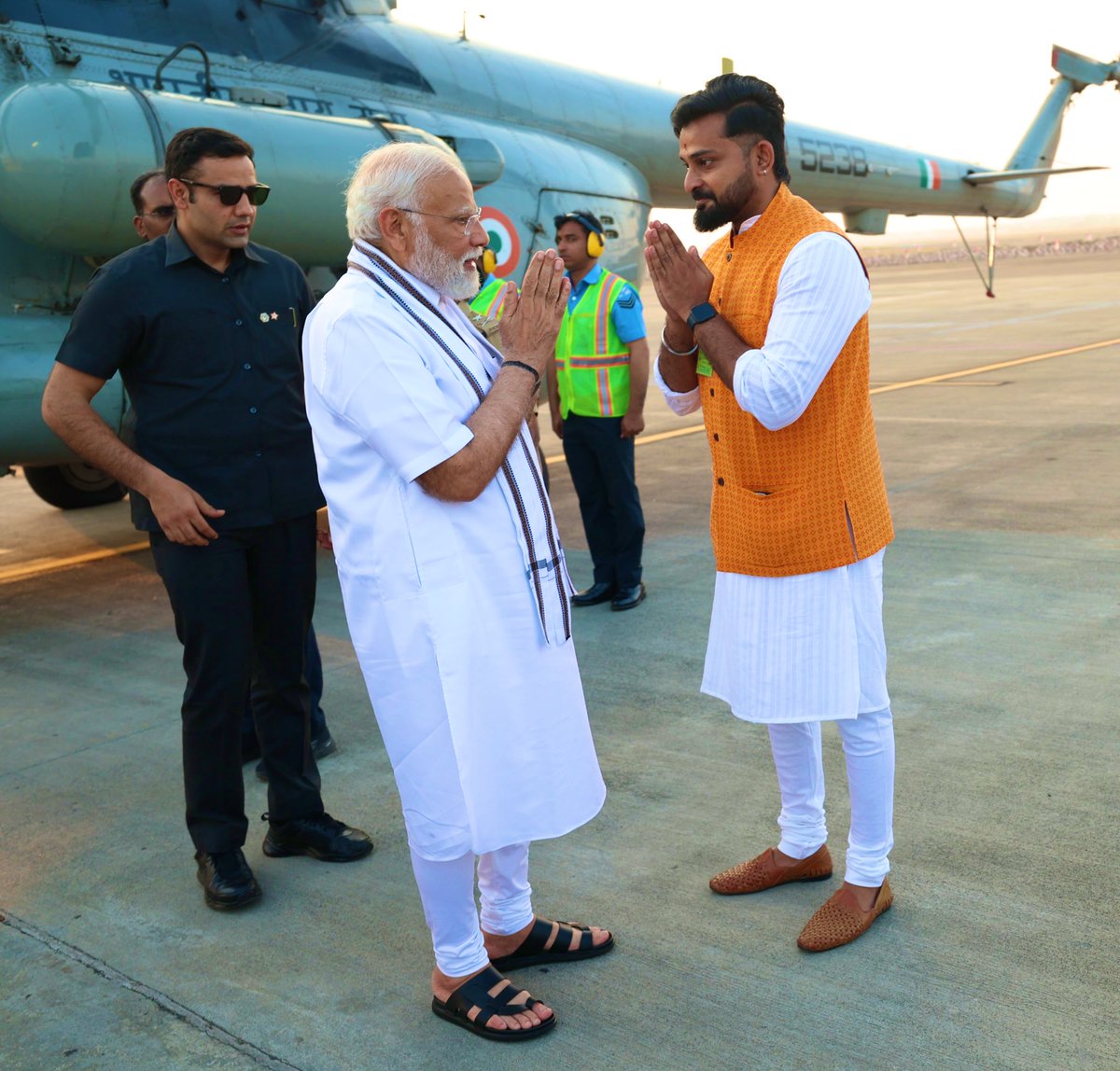karthikgnath's tweet image. It was an honour to meet the greatest statesman of our times , PM of Bharath, Member of my family,Shri @narendramodi ji at the Chennai airport ❤️Was blessed to see him in person and was amazed at the magical aura that surrounds him. It’s a moment I shall cherish forever. It…