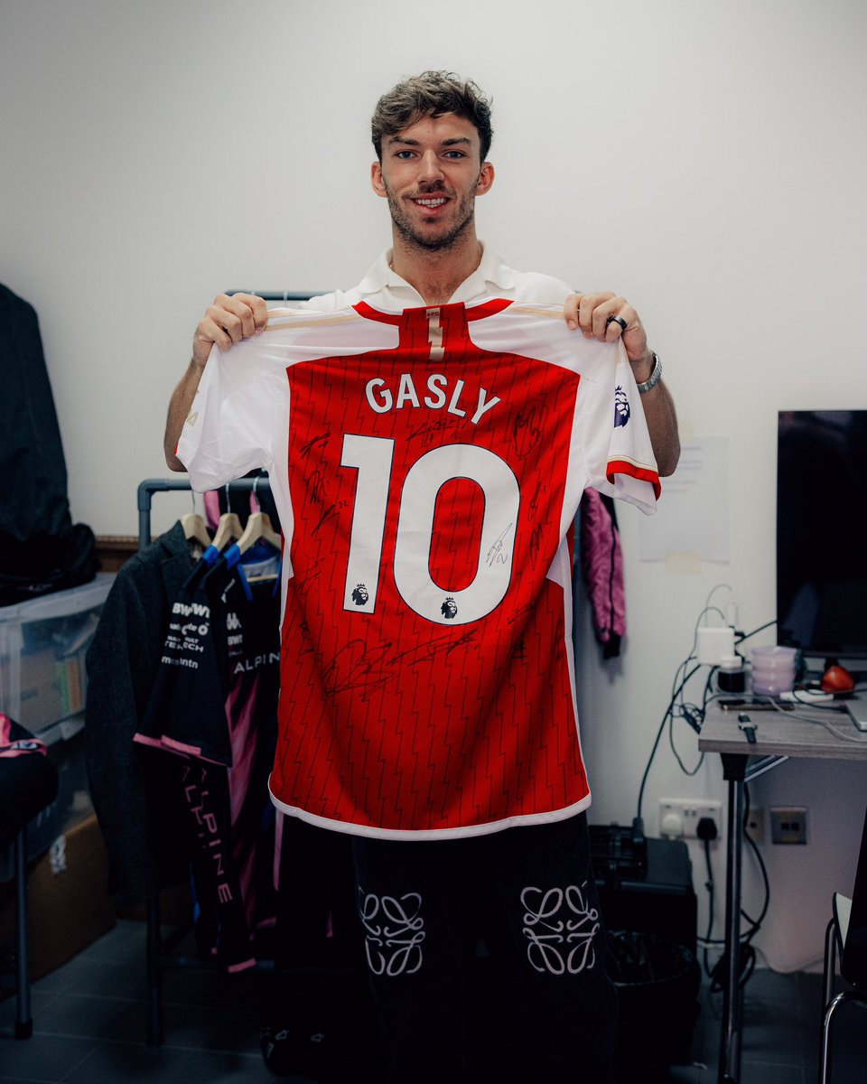 AlpineF1Team's tweet photo. Pierre Gasly 🤝 The Arsenal

Thanks for the shirt! 💙🤍❤️ https://t.co/YvtC9paMC8