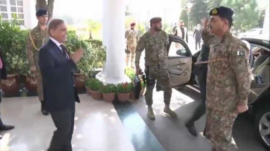 saahmed124's tweet photo. @PTIofficial Ptv پر یہ مناظر بار بار چلائیں جا رہے ہیں اور جیلر انکل نے PTVلگا کر روموٹ جیب میں ڈال لیا ہے 😂😂😂 https://t.co/W2ulPuxV5X