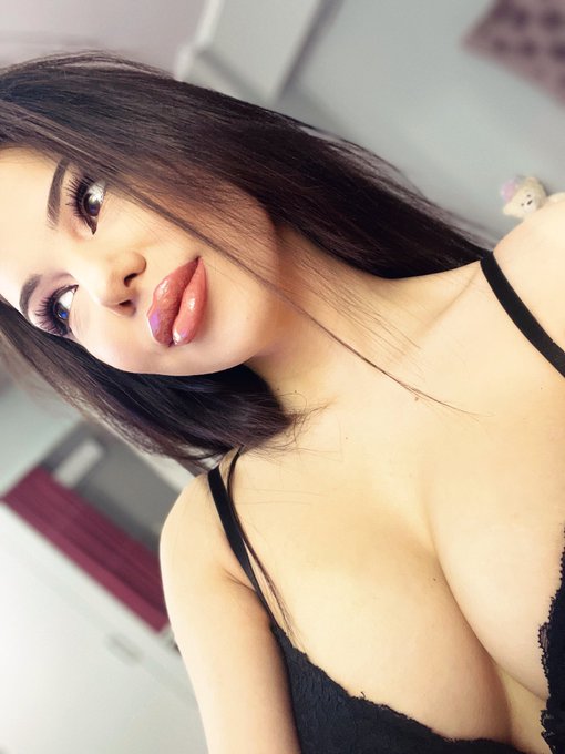 I spy with my little eye&hellip; someone who wants to see me live 🤭   ➡️ https://t.co/fhdvhDYkr7 #brunette #babe<a href="/tag/humpday"class="tags"><span>#humpday</span></a><a href="/tag/brunette"class="tags"><span>#brunette</span></a><a href="/tag/babe"class="tags"><span>#babe</span></a>