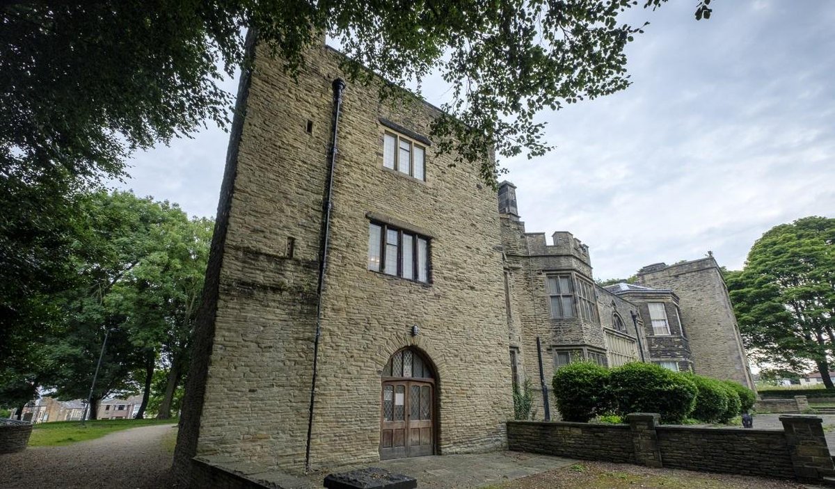 Just a mile from Bradford city centre in a quiet, leafy garden lies Bolling Hall. Explore the hall on your next visit to the district and discover the incredible history, period-dressed rooms and artefacts within. visitbradford.com/things-to-do/b… #VisitBradford