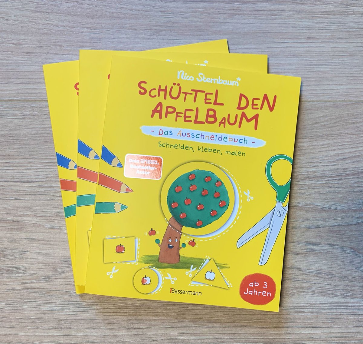 Seit wenigen Tagen gibt es, passend zu meinem Mitmachbuch "Schüttel den Apfelbaum", ein schönes Ausschneidebuch, in dem Kinder ab 3 Jahren schneiden, kleben und malen können 😊