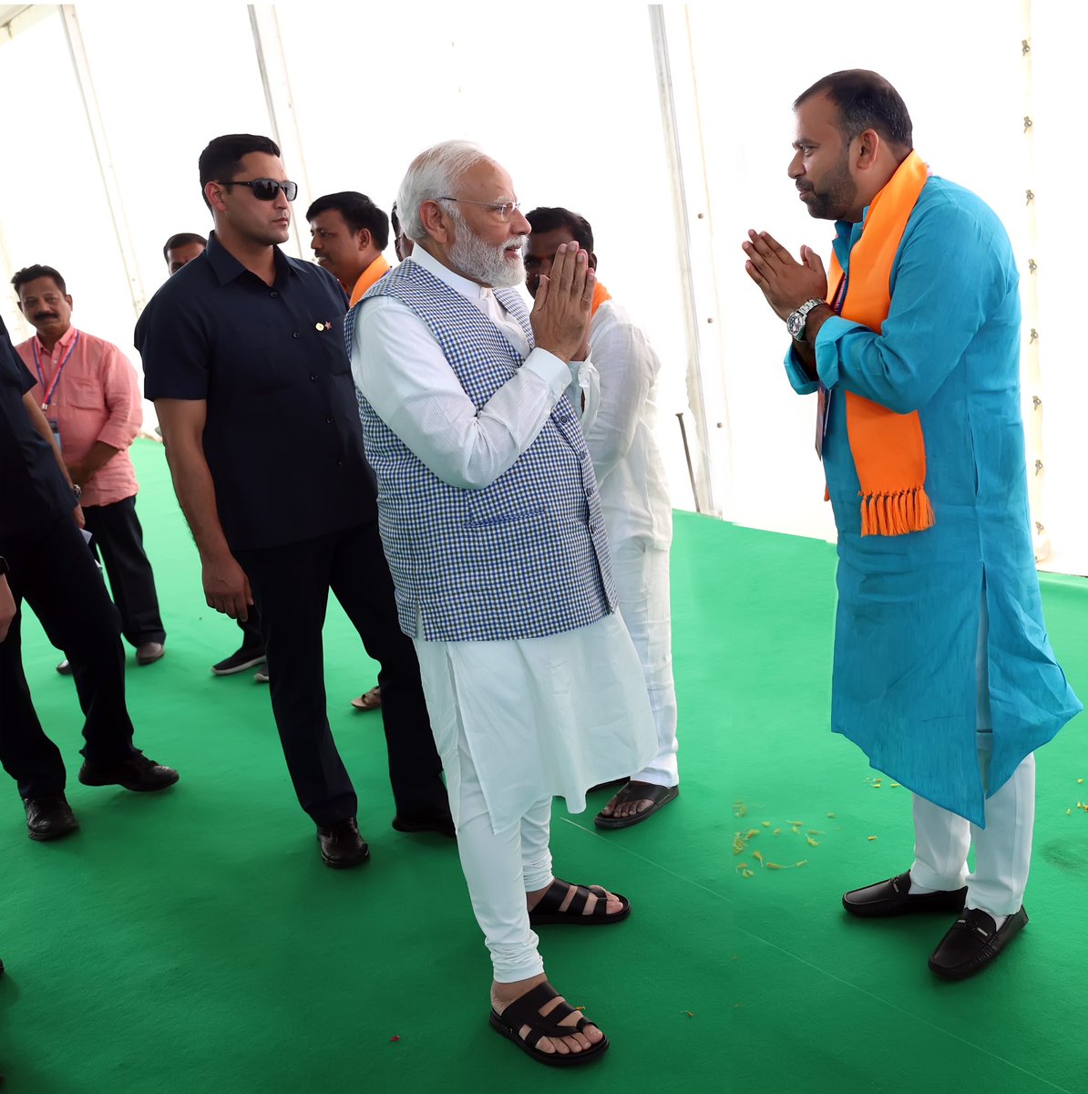 VishnuBuchired2's tweet photo. I have got an opportunity to meet our Honourable Prime Minister Sri Narendra Modi ji @narendramodi 
Fir Ek bar Modi Sarkar 
Ab ki  Bar 400 par
Nenu mi Kutumba Sabhyudine 🪷🚩🙏.
#BJP4India 
#ModiKaAsliParivar 
#ModiKaPairvar https://t.co/edtR0IWjmA