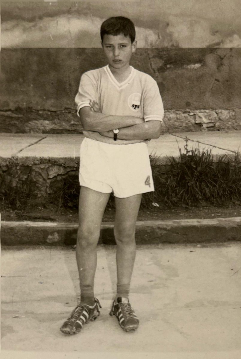 Ev hanımı Bahriye Hanım ve elektrik teknikeri Ural Bey'in oğluyum. Hayatın anlamını, anneannemin aldığı top ve ayakkabılar ile Akseller İplik Fabrikası'nın arka bahçesinde  buldum; futbol...

Şimdi bile ne zaman bir maç izlesem yıllar öncesine dönüp "Çocuk Ersun" oluyor, o