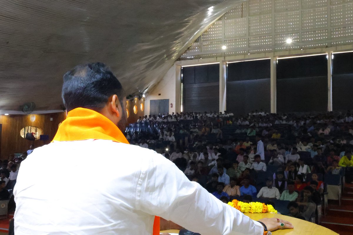 ABVPVoice's tweet photo. National General Secretary Shri @yagywalkya Shukla unveiled the Student Manifesto of @ABVP4AP which addresses long-standing education issues in the state at SV University, Tirupati in the presence of 1350+ students. Let's rally together to make education accessible and impactful for all! 

#ABVP