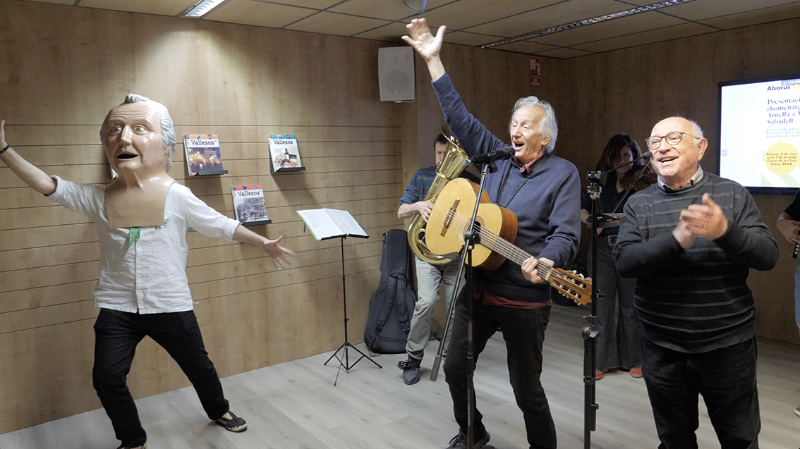 vallesos's tweet photo. Ahir, a l'Abacus de Sabadell, una gran festa per homenatjar Jaume Arnella. Gràcies Carles Belda @BeldaCarles , @JoanGarrigaMG , Rafael Sala, @rossinyolic, Carol Duran, Fèlix de Blas, Joan Vilamala, Carme Guillamon, @ArnauGuardi  i tothom que hi va poder ser. Cultura popular https://t.co/YHFtuoQDn5