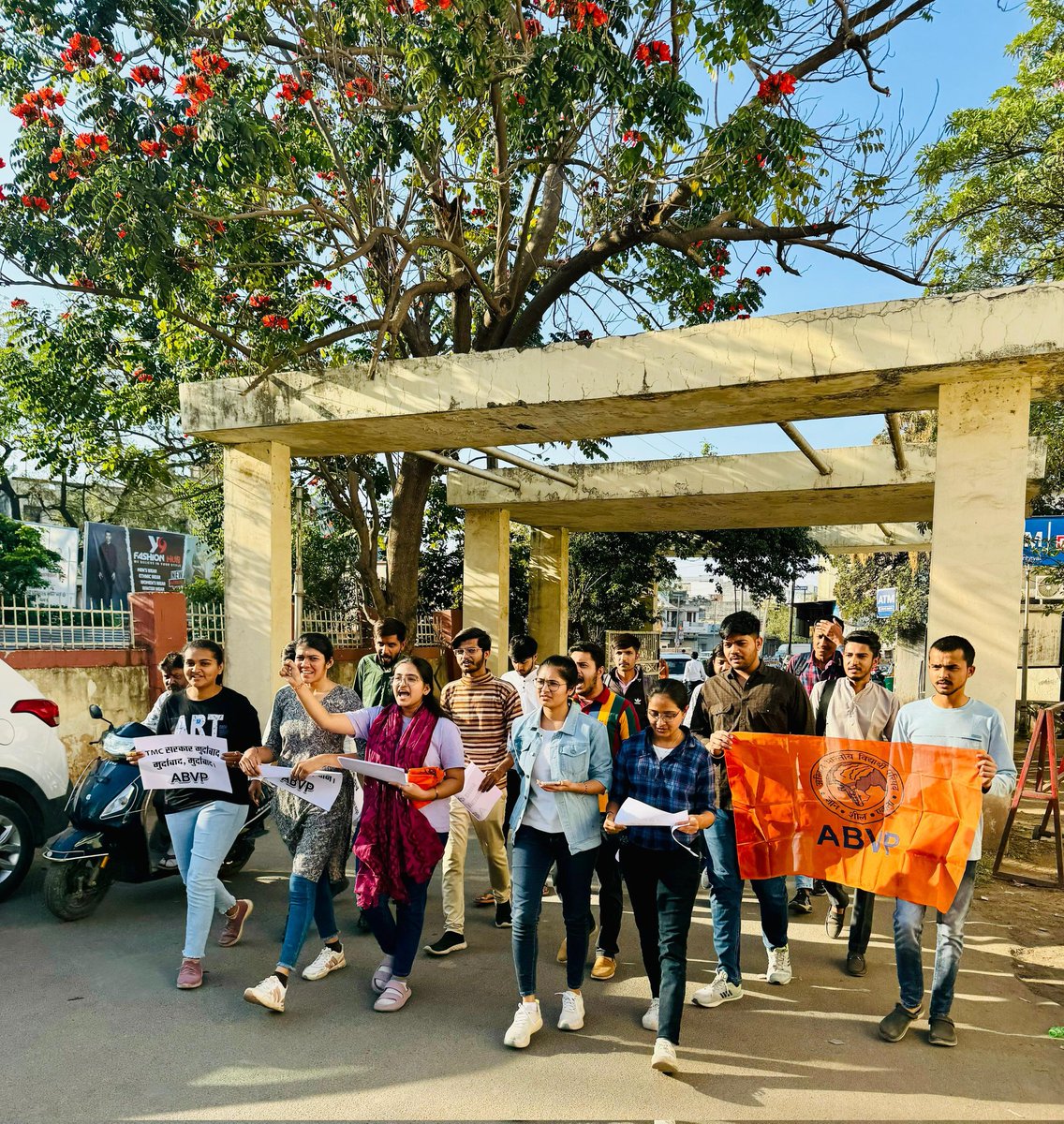 ABVPSabarkantha's tweet photo. પશ્ચિમ બંગાળ ના સંદેશખાલીમાં મમતા બેનર્જીના સાનિધ્યમાં મહિલાઓ પર થતા અત્યાચારના વિરોધમાં #ABVPSabarkantha નાં કાર્યકર્તાઓ દ્વારા વિરોધ પ્રદર્શન કરી કલેકટરશ્રી દ્વારા દેશના રાષ્ટ્રપતિજી ને આવેદનપત્ર સોંપ્યું હતું. 

#Justice4Sandeshkhali
#ABVPGujarat https://t.co/w0JRtFtgLZ