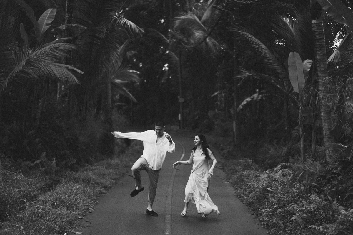 Fotografer "Daerah" yang kutemui: "enakan foto di hotel mewah ya!"

sedangkan, 

Salah satu sesi foto terseru yang aku shoot, lokasinya adalah desanya kakek-nenek dari pasangan yang kufoto ini.

Setelah 14 tahun motret, menurutku lokasi adalah yang kesekian dari sebuah