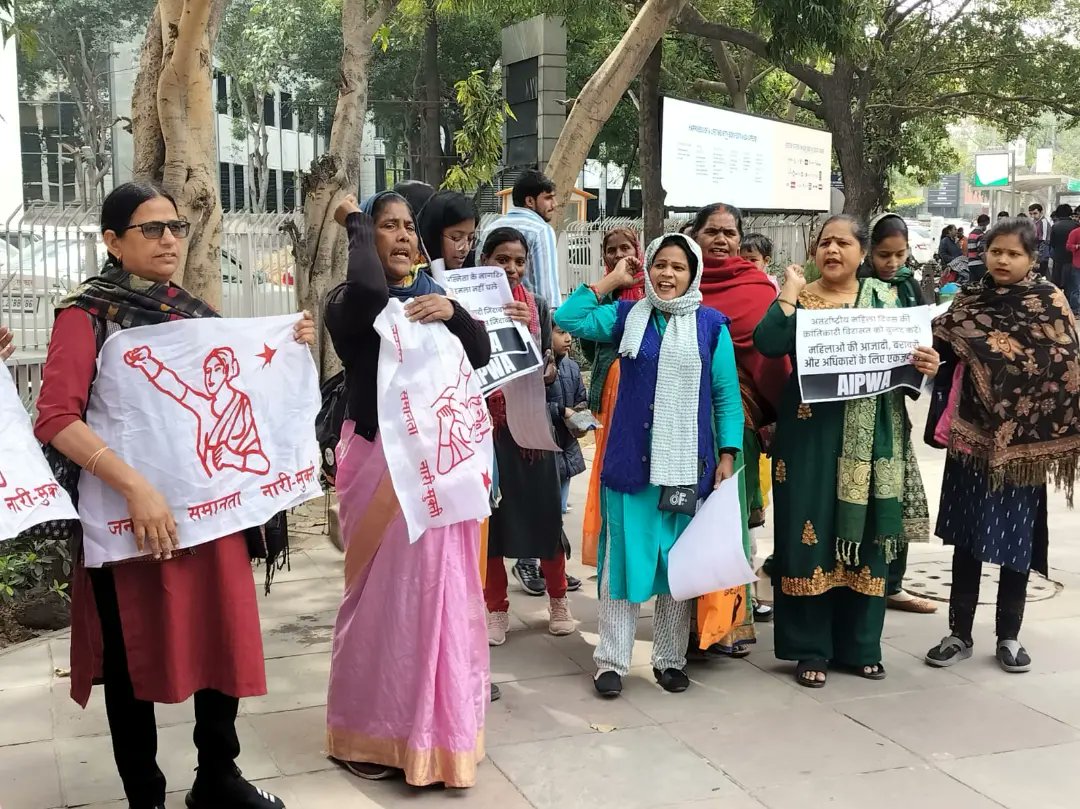 Aipwa_delhi's tweet photo. Condemn crackdown on women's day March called by women's organisations!
Release all comrades immediately from Mandir Marg Police Station!

Despite facing crackdown, AIPWA along with other women's organisation continued the protest near Jantar Mantar. 

#IWD24 https://t.co/dFGB4BKYQE