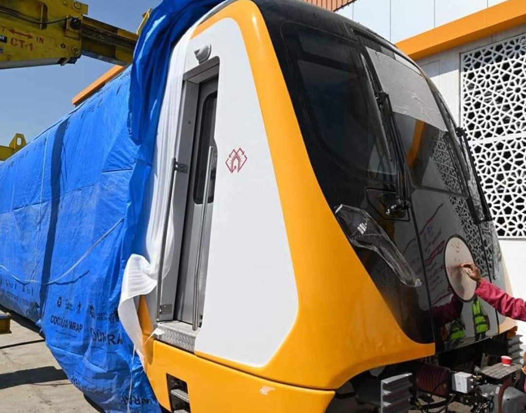 pranjalks1003's tweet photo. The dream of Agra residents to travel by metro will soon come true. The first train of #AgraMetro has reached Taj Nagri. The unloading of the first train took place in the dignified presence of Shri Sushil Kumar, MD, UPMRC. 
@AgraMetro @OfficialUPMetro @agrapolice @myogioffice https://t.co/cLUdPPqI4R