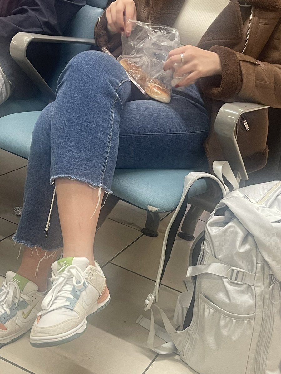 ecemcita's tweet photo. Havalimanında ruh ikizimi buldum. Kız aniden cebinden poğaça çıkardı. Açlığa bağlı sinir harbini önlemek için harika bir taktik. Cep poğaçası <33 https://t.co/pIqqI24VbT