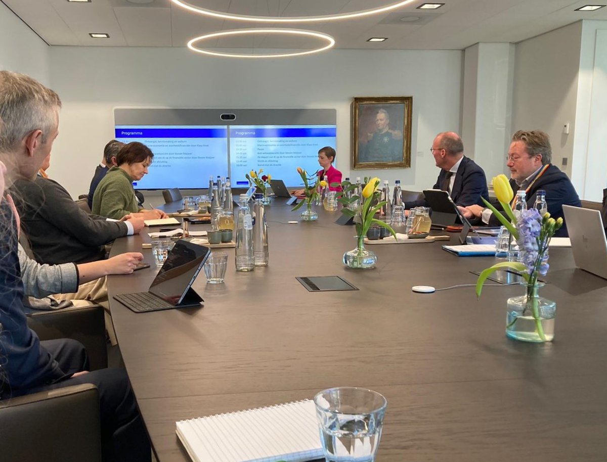 Afgelopen maandag ging een delegatie van de commissie voor Financiën op werkbezoek bij de <a href="/AutoriteitFM/">AFM</a> en <a href="/DNB_NL/">De Nederlandsche Bank</a>. Er werd onder andere gesproken over accountancy, finfluencers, witwassen en AI. Bedankt voor de gastvrijheid!