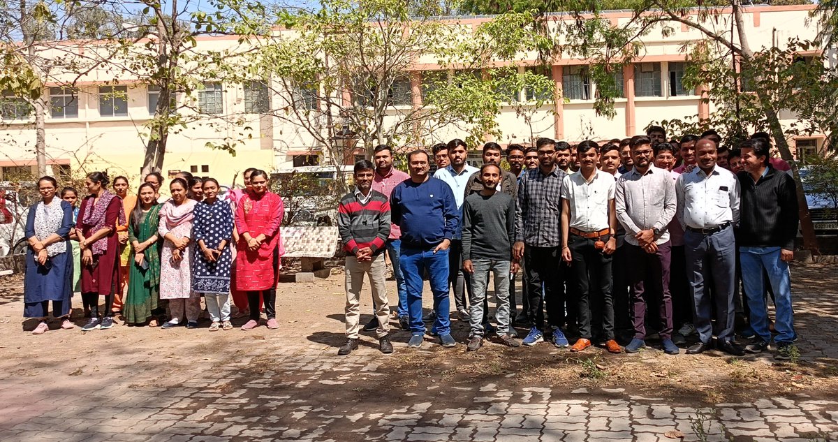 Superstar__Amit's tweet photo. સરકારશ્રી તરફથી કર્મચારીઓના પ્રાણ પ્રશ્નોના નિકાલ ન થતા આજે ગુજરાત રાજ્ય કર્મચારી મહામંડળ દ્વારા બહાર પાડેલ કાર્યક્રમ મુજબ અત્રેના જિલ્લાના કર્મચારીશ્રીઓ ફરજ પર હાજર રહી તમામ પ્રકારની ઓનલાઇન કામગીરીનો બહિષ્કાર કરી સટ ડાઉન/પેન ડાઉન દ્વારા કામગીરીથી અળગા રહયા 
#wewantops
#ops https://t.co/GJTmQiUqcK