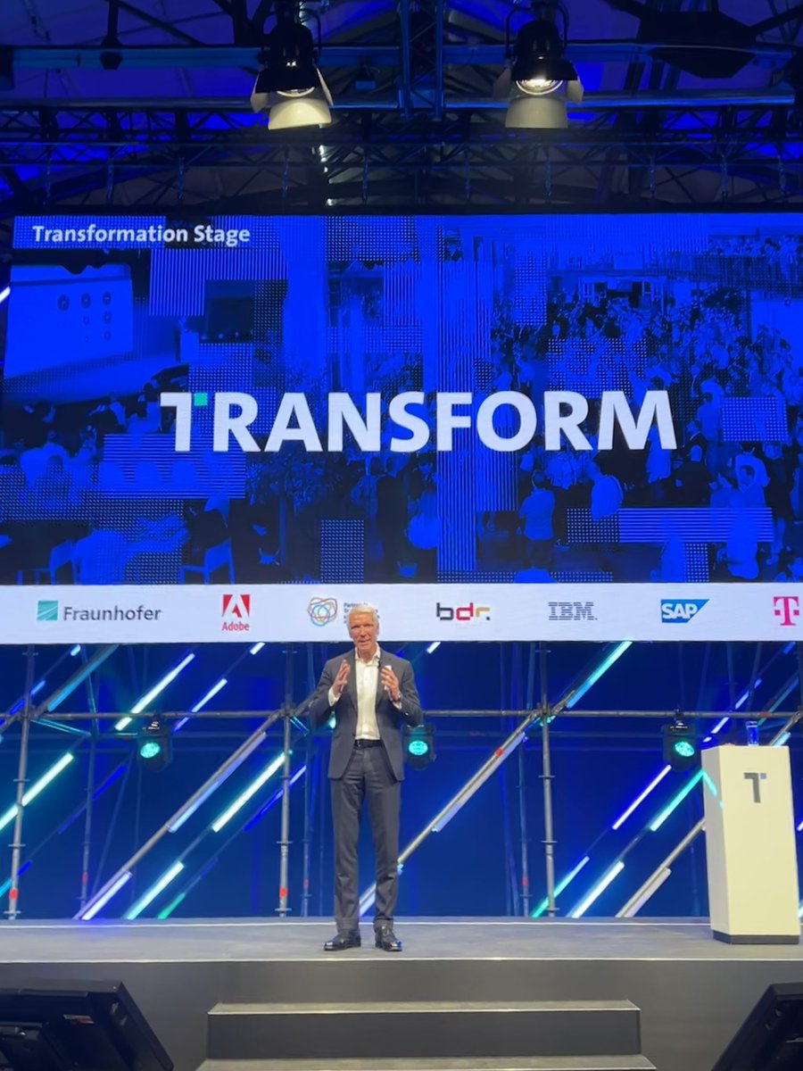 Die Opening Keynote der #TRANSFORM24 präsentiert Bitkom-Präsident @RalfWintergerst. Er betont, dass der Wunsch nach Digitaler Transformation bei allen Unternehmen existiert, 50% aber Schwierigkeiten bei der Umsetzung haben.