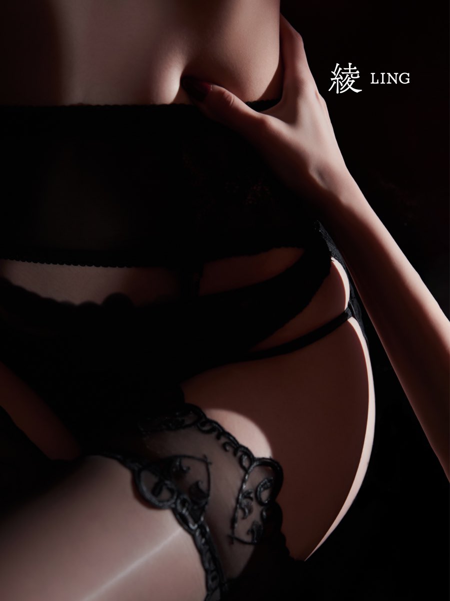 绫新品「恋」爱心刺绣套装 正式上线
甜美亦俏皮，浪漫与性感交融

朵朵桃心绽放于臀腿🍒
吊带牵引勾勒丰腴肉感
定制油光面料耀现肌肤丰盈
蕾丝网纱高腰轻透性感

💓配套同款爱心刺绣内裤
前片交叉绑带，诱惑之中愈添禁忌
后片超大开裆，勾勒饱满蜜桃臀

直达选购📮https://t.co/XyM2ISL1lY
#绫天生丝滑 https://t.co/iNHTVwwc8y