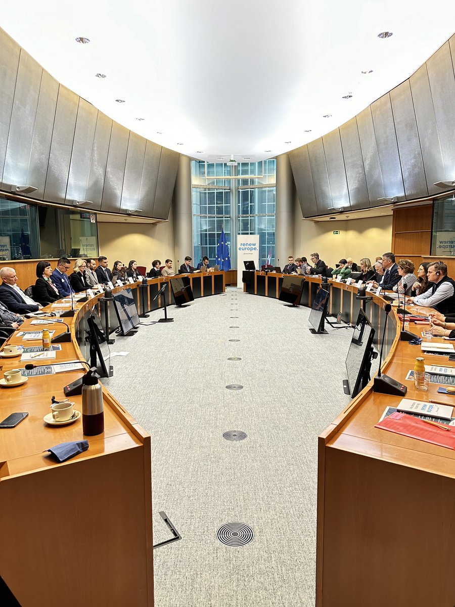 Jučer sam u <a href="/Europarl_HR/">Europski parlament u Hrvatskoj</a> organizirao okrugli stol “Europske luke: ključne karike transeuropske prometne mreže”

Sudionici:⚓️
 🇭🇷luke od Pule do Ploča 
 🇸🇮luka Koper

Zaključak: “Bez jake željeznice, nema jake luke”!