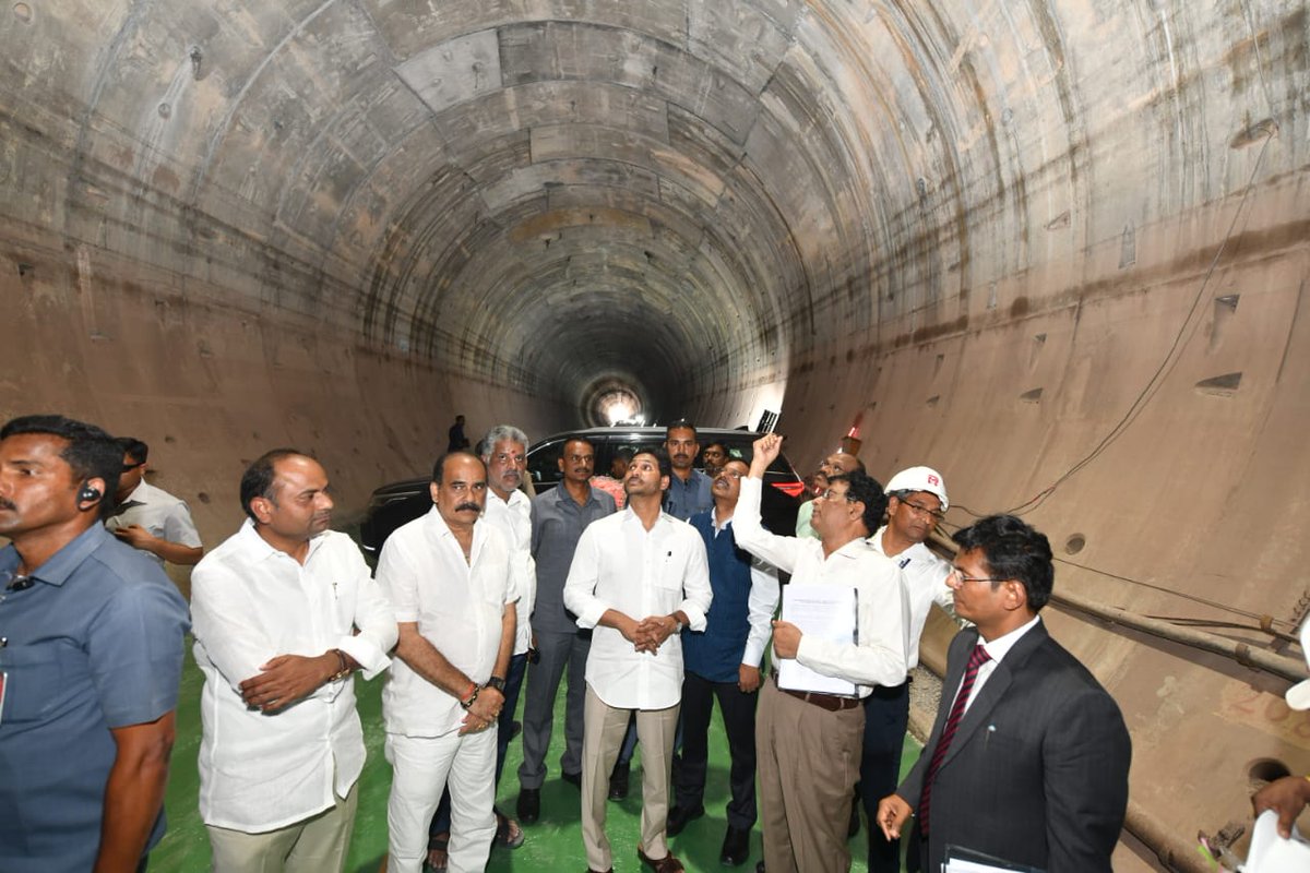 AndhraPradeshCM's tweet photo. వెలిగొండ టన్నెల్‌లో పూర్తి అయిన పనులు పరిశీలించిన ముఖ్యమంత్రి. https://t.co/FrU19JKjIK
