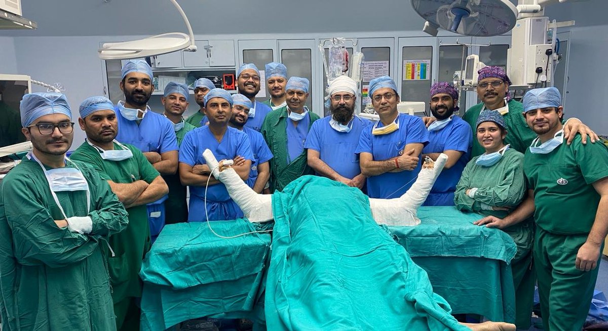 First successful bilateral hand transplant in #Delhi, 
A painter who lost both hands in a tragic train accident is about to hold his Brush again&amp; will be discharged from Sri Ganga Ram Hospital.
The Hands of Ms Meena Mehta, who was declared brain Dead came to rescue🙏🏽
#MedTwitter