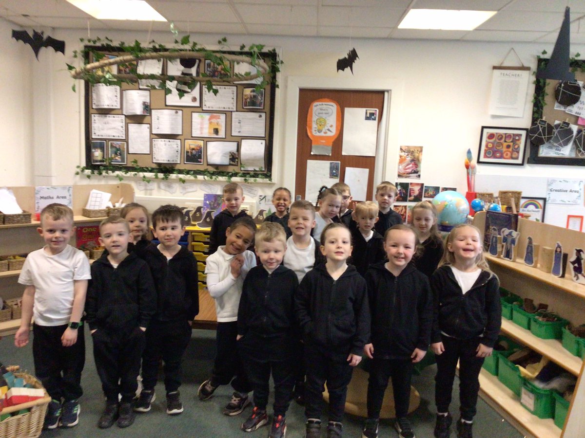 LockiesCPS's tweet image. Congratulations class 1 readers of the week!
#EYFSreading