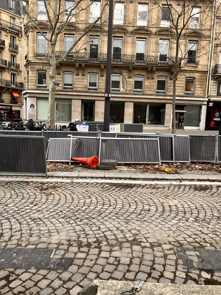 fimaform's tweet photo. Sept ans après leur démarrage, les travaux de la piste cyclable de l’avenue de la Grande Armée toujours pas terminés. https://t.co/hlKcmTEX6x