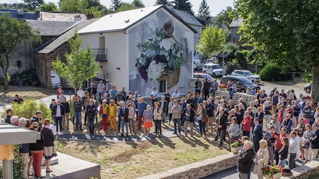 👶 Le déclin démographique en zone rurale est souvent vécu comme une fatalité. Mais certains villages font néanmoins preuve d’une résilience insoupçonnée. Exemple à Arvieu, petite commune aveyronnaise de 800 âmes. À lire ➡ cutt.ly/Lw1pFqtj