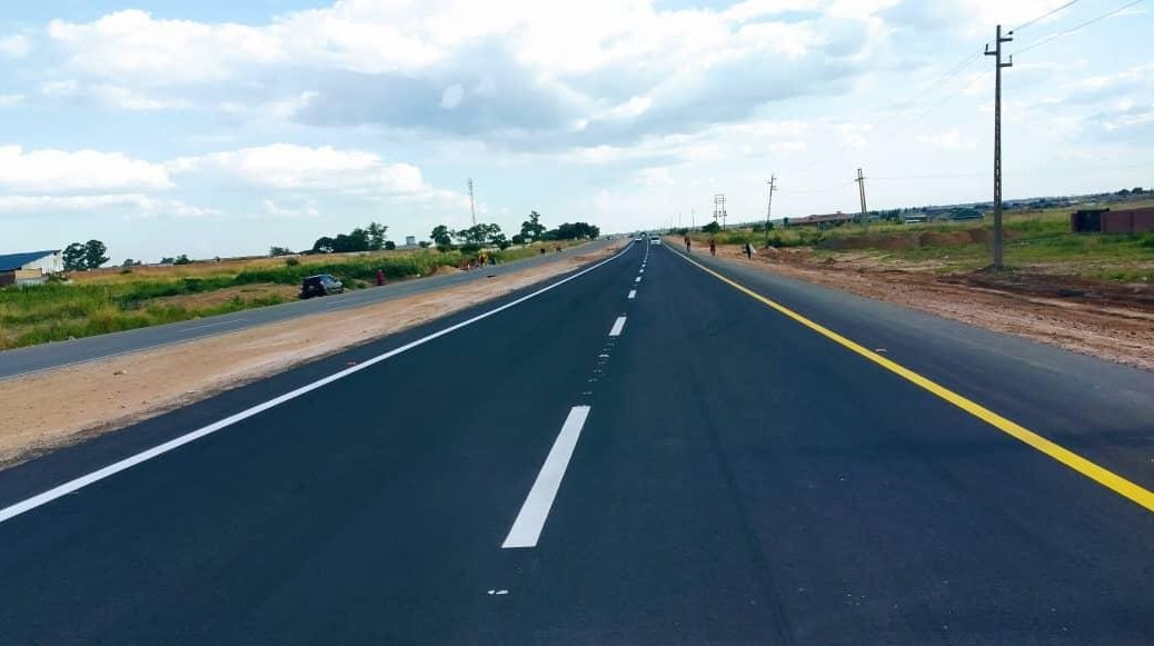 #RoadUpdate
Kms opened to traffic on Harare-Beitbridge Highway
1) Bitumen World 118km 
2) Fossil ... 116.4km  
3) Tensor ..81.75km  
4) Masimba ….75.2km 
5) Exodus …74.1km 
6) Trial Section..7.2km 
Total of 472.65km 

Balance 107.35km to go!!!
#ZeroTolerancetoPotholes