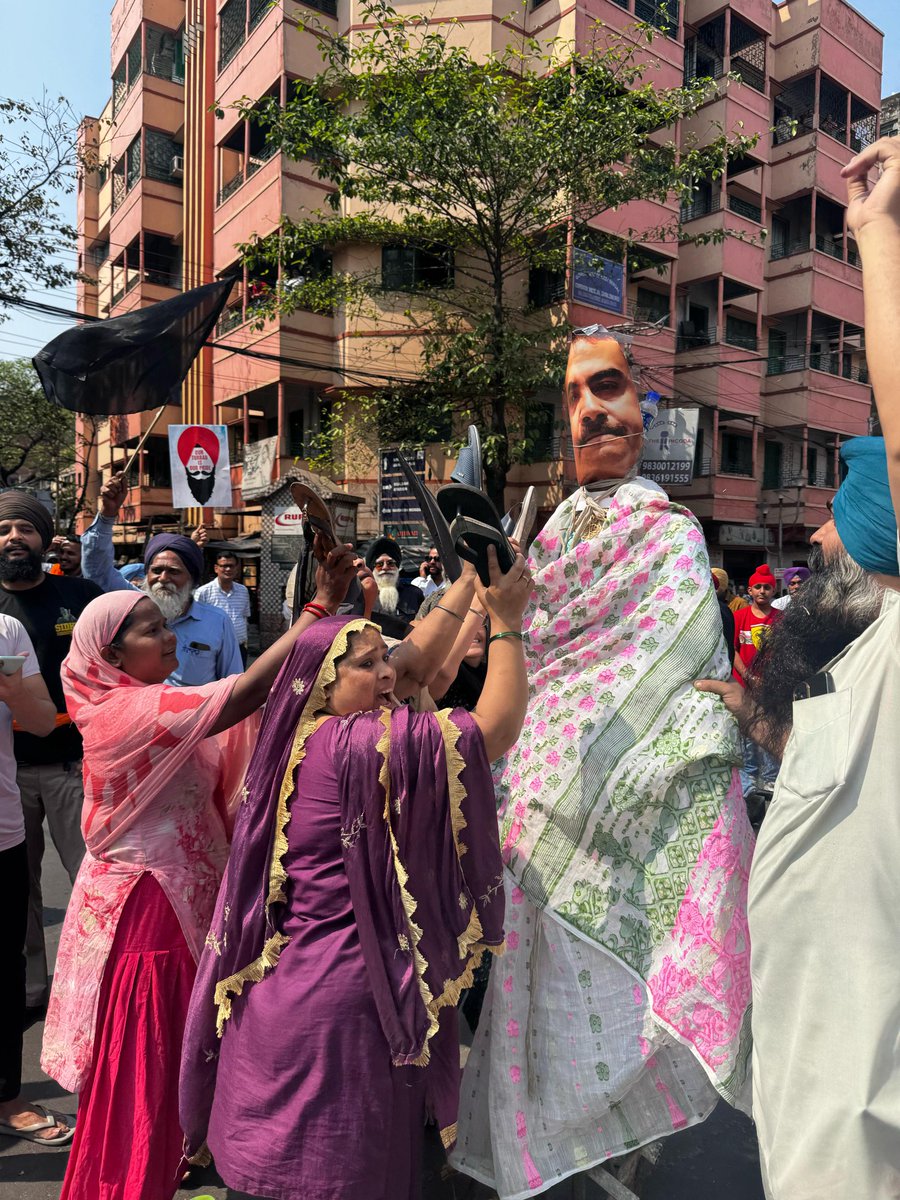 Kolkata: Women from Sikh community on streets requesting PM Modi to meet them as they wanted to highlight BJP leader Suvendu Adhikari's alleged Khalistani remark.