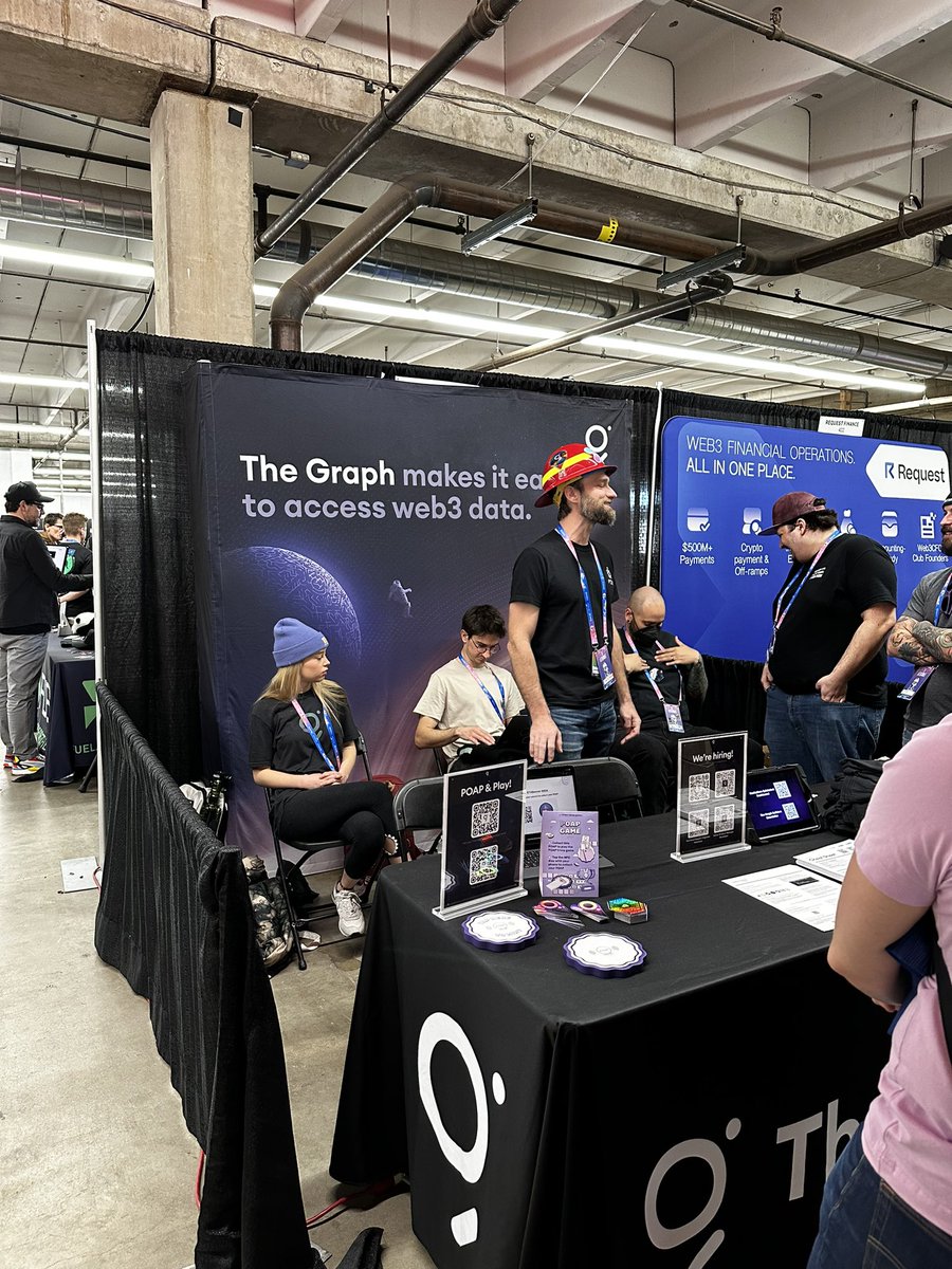 gianguazz's tweet image. Spotted at #ETHDenver2024: the true peak of Web3 fashion with @graphprotocol where the hats are as stacked as the protocols 🧩

If blockchain had a high score, this guy's hat would definitely be topping the charts! 😎🎩 

#TheGraph #CryptoCouture