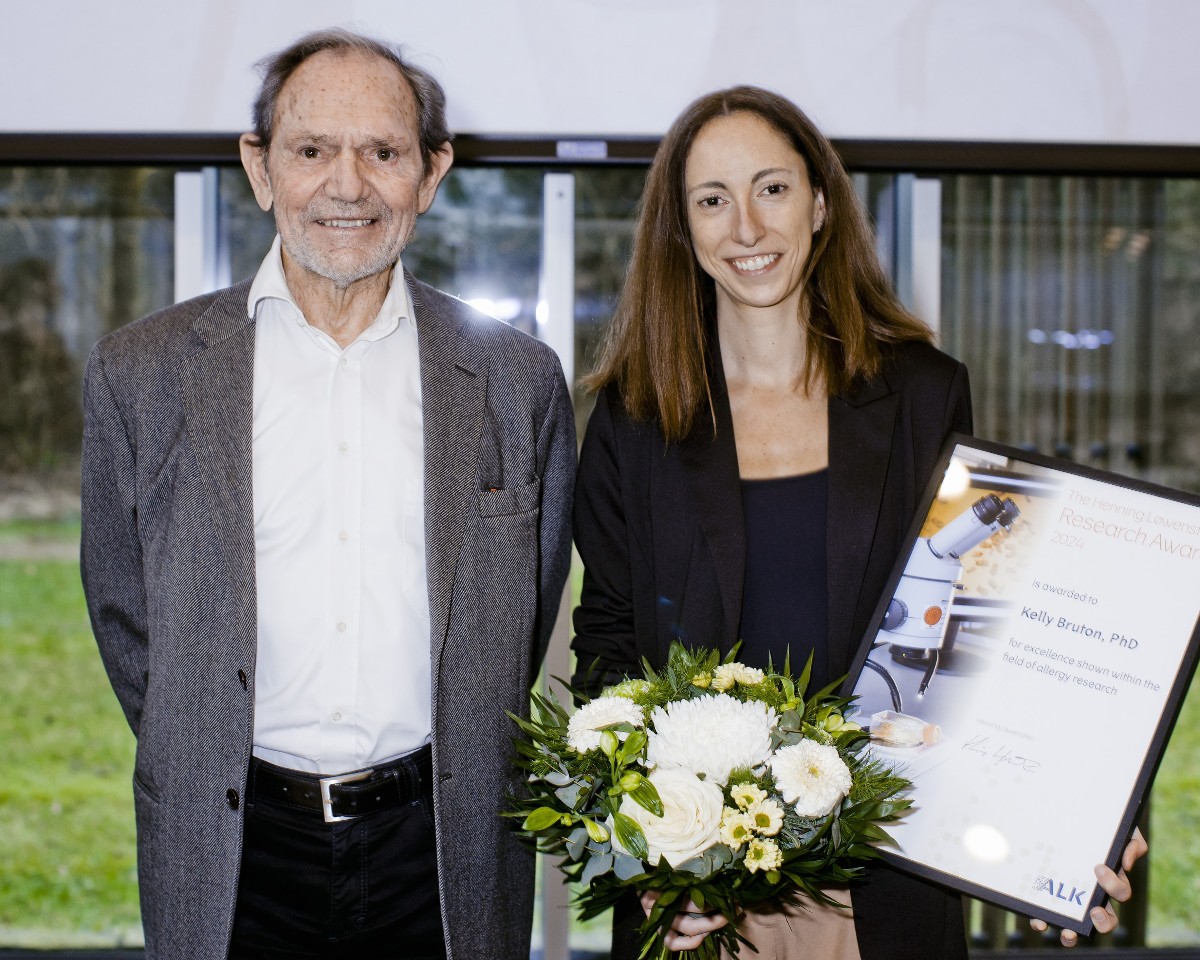 Canadian-American #scientist <a href="/KellyBruton_/">Kelly Bruton</a> was announced as the winner of the Henning Løwenstein Research #Award 2024, granted to her at #ALK HQ. Read more about Kelly and her #allergy #research: shorturl.at/iBRUV #HCP #dkmedier #pharmanews