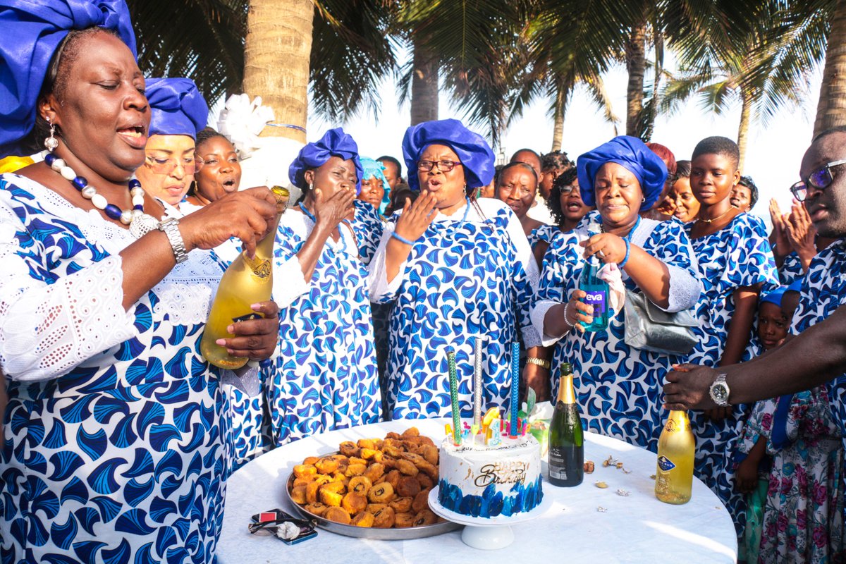 lawson_kayi's tweet photo. La clôture des festivités marquant le premier anniversaire du Groupement des Femmes Vaillantes et Dynamiques du Grand Lomé (#GFVDGL) est l'exemple même de l'harmonie et de l'union entre les différentes générations https://t.co/fspd4Pvv1B