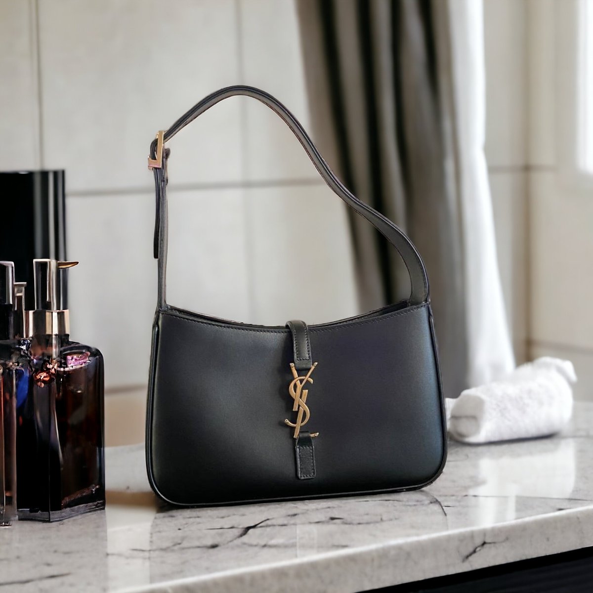 LoCobagtw's tweet image. Borsa Saint Laurent modello Hobo 5a7. 
Acquisto sicuro, pagamento con PayPal, carta di credito e bonifico SEPA in territorio italiano e bonifico tramite Wise in tutto il mondo. #SaintLaurentxTHIRD #SaintLaurent #luxurybags