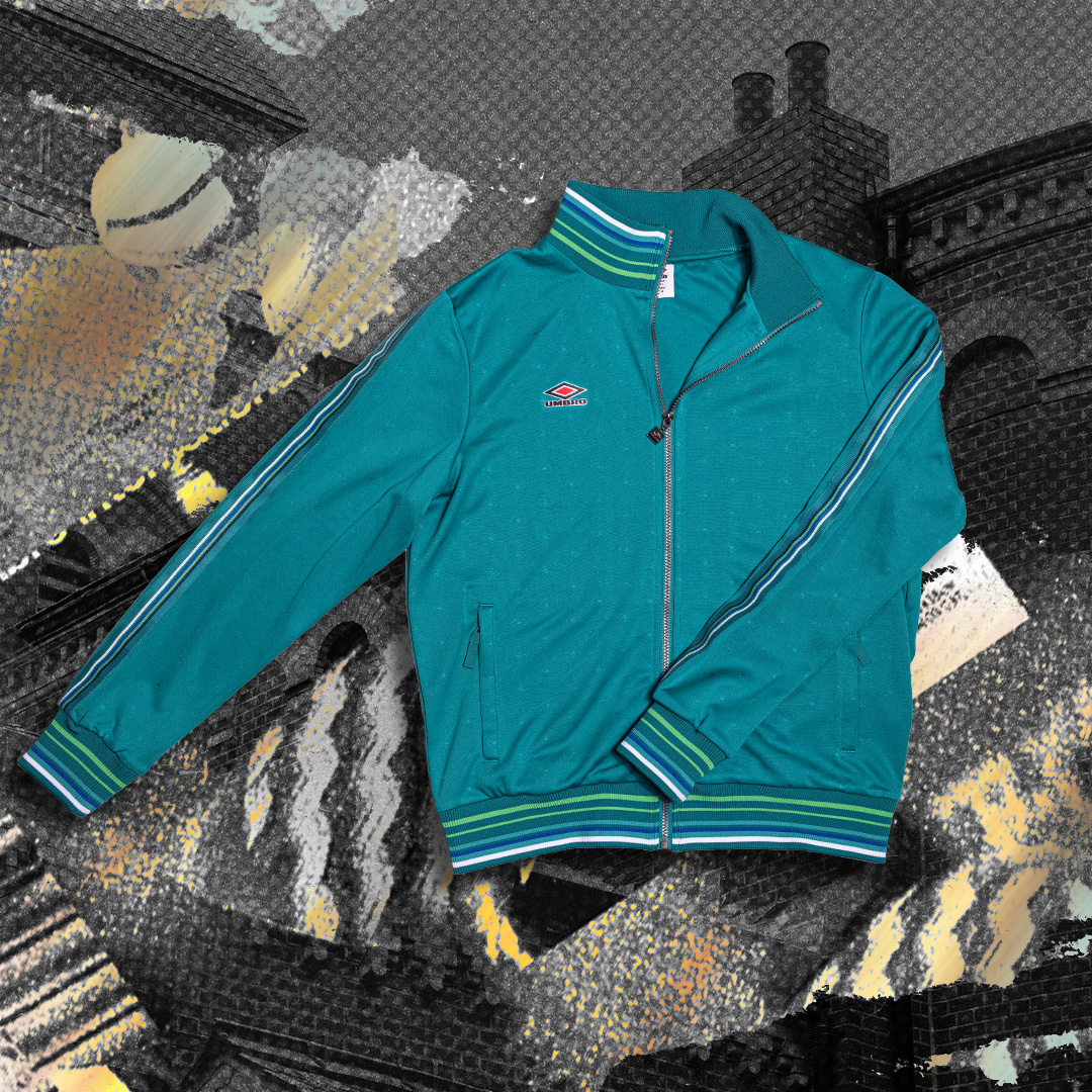 UmbroIberia's tweet image. Desde las calles de Manchester hasta ti 🌆.
 
Nuestra Colección Centenario captura la esencia de un siglo de moda deportiva. ¿Preparado para llevar un pedazo de historia? 🕰️

#AlwaysUmbroSince1924 #AlwaysSharp #Umbro