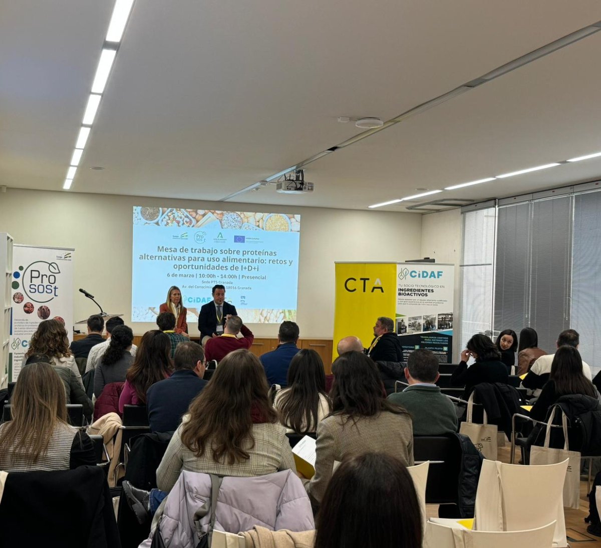 CTAndalucia's tweet photo. 🟡 Estamos en la @FundacionPTS en la jornada Proteínas Alternativas para uso alimentario: retos y oportunidades de I+D+i
🤝 ¡Gracias a nuestros ponentes y asistentes por ser parte de esta importante conversación!
#innovación #Granada #CIDAF #CTA #proteinasalternativas https://t.co/0YSReLd3bK