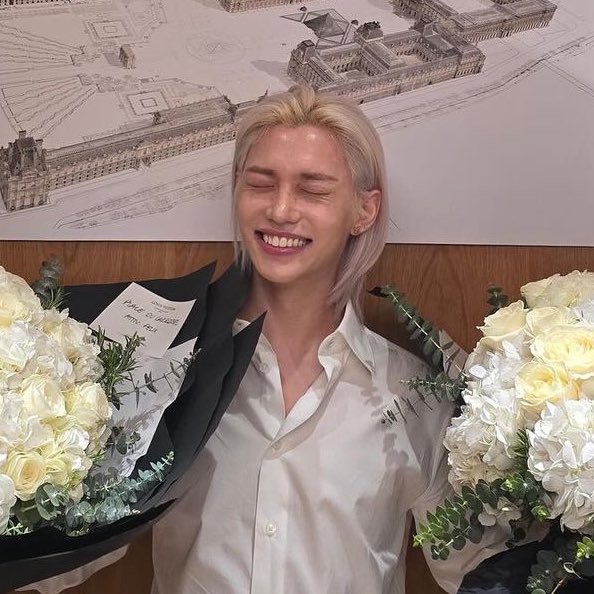 915bbok's tweet photo. Look how happy he is after making his dream come true🥹 https://t.co/NkEUjgRhdf