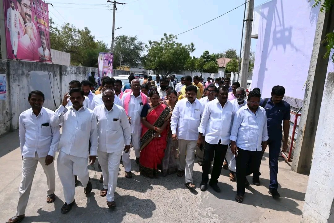 బీఆర్ఎస్ పార్టీ వర్కింగ్ ప్రెసిడెంట్ కేటీఆర్ గారి పిలుపు మేరకు సూర్యాపేట ఎమ్మెల్యే జగదీష్ రెడ్డి గారి ఆదేశానుసారం LRS విషయంలో మాట తప్పి ప్రజలను మోసం చేస్తున్న కాంగ్రెస్ ప్రభుత్వ వైఖరికి నిరసనగా సూర్యాపేట నియోజకవర్గ కేంద్రంలో బీఆర్ఎస్ పార్టీ శ్రేణులు ధర్నా చేపట్టి నిరసన తెలిపారు.